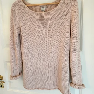 Filippa K stickad  - Jättesnygg mysig och klassisk Filippa K stickad nude/beige. Varm och perfekt året om: sommarkvällar, vår, vinter höst. Pris kan diskuteras vid snabb affär! 