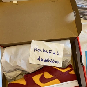 Dunk low midas - Dunk low midas, helt nya i boxen, storlek 42,5, pris 1300 + frakt (99kr)