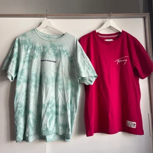 Tommy Hilfiger t-shirt - Turkos tröja från Urban Outfiters plus röd-rosa Tommy Hilfiger tröja. Båda är i väldigt bra skick och säljer då jag inte fått så mycket användning för dem. De är i herrstorlek så har själv använt dem som oversize tröjor. Säljer paketpris, båda för 200kr. Köpare står för frakt.