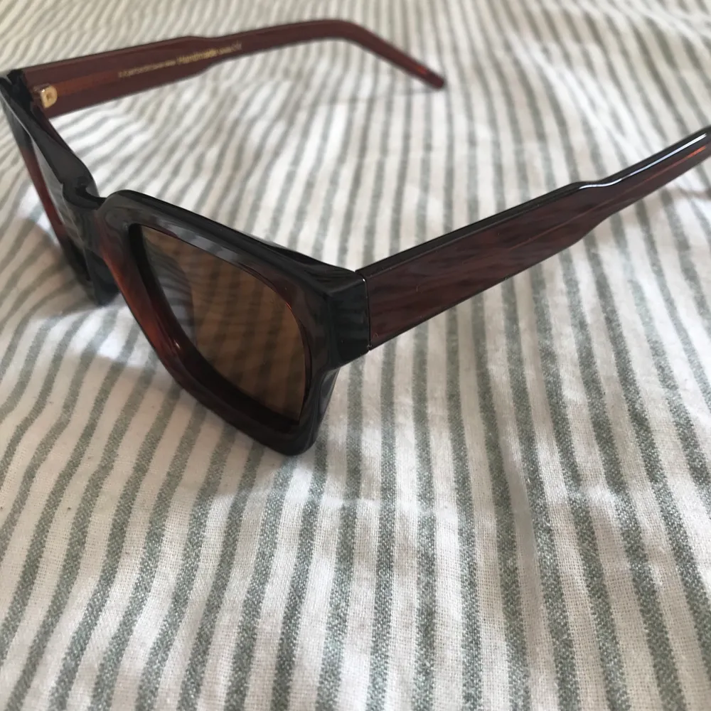 Bruna solglasögon från märket A. Kjærbede 🤎 Köptes i Köpenhamn 2018 för ca. 300 sek 💛 Säljer då de inte kommer till användning längre💫. Accessoarer.