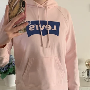 Levis tröja storlek S  - En fin Levis hoodie i storlek S. Använd ett antal gånger och köpt för 499. Hör gärna av er vid frågor. 