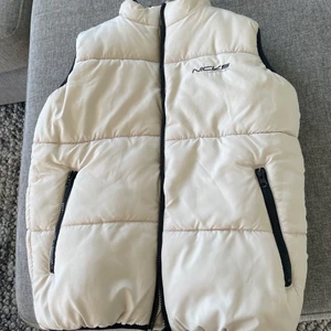 Beige väst - Skitsnygg beige / vit väst köpt secondhand! Har tyvärr inte kommit till användning. Står ingen storlek i men ungefär en S💕