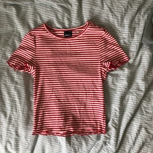 Randig topp - Vit/röd randig topp från Gina tricot. Storlek xs. 