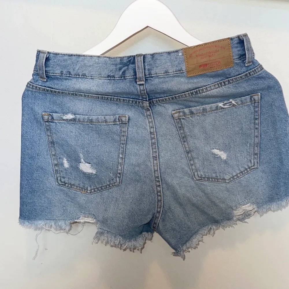 Supercoola jeansshorts i storlek M från Newyorker. Blåa med snygga slitningar, perfekt till sommaren✨. Shorts.