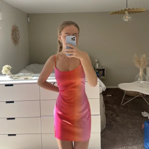 Festklänning från NA-KD - Tight kläning med en liten slita längst ner på ena benet, super fin på sommaren! Aldrig använd så den har fortfarande lappen på, köparen står för frakten:) 