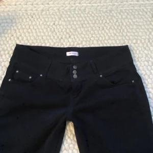 Svarta lågmidjade utsvängda jeans 🖤 - Säljer ett par svarta, mocka, utsvängda lågmidjade byxor i bra kvalitet💓. Midjemått=87cm Innerbenslängd=83cm Frakt står du för själv!💕