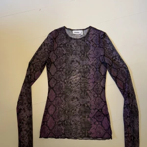 Meshtopp - Lila meshtopp som jag köpte inför en studentskiva, så den är använd endast en gång💜 Jag är en S och skulle säga att den är för liten för mig eller åtminstone sitter väldigt tajt. Vid visat intresse kan jag skicka fler bilder🌟