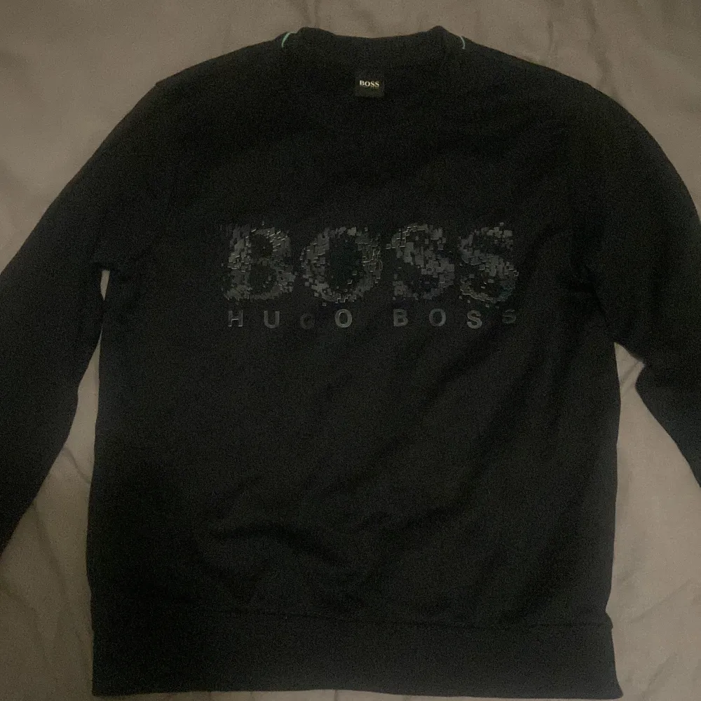 Hugo Boss tröja skick 10/10 nästintill oanvänd. Köpt för 1500. Tröjor & Koftor.