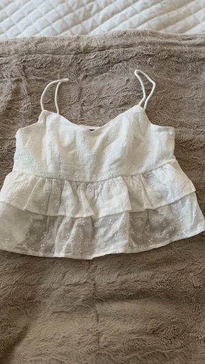 Vit blommig topp - Säljer mitt linne från shein det är storlek 34/s är aldrig använd, köpt i somras för typ 100 kr ish. Den har dragkedja på på ena sidan. Köp direkt för 90 kr!💓