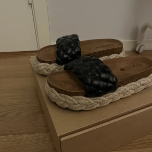 Tofflor  - Tofflor från Nelly i storlek 38. Aldrig använda, köparen står för frakten🥰