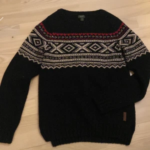 stickad tjocktröja  - Köpt second hand. Ganska tjockt matrial.