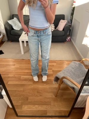 Zara mid Rise  - De populära zara mid Rise jeansen! Storlek 38! Säljer även ett till par i 36 och ett mörkare par i 38!🪩🪩