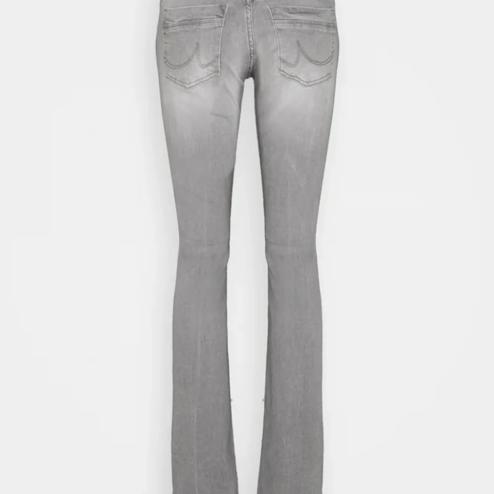 Säljer mina kända gråa ltb jeans som är slutsålda💗 säljer pga att jag inte får någon användning💗 Köpta för 830kr, köp direkt för 600 eller buda💗Inga skador. Bra skick. . Jeans & Byxor.
