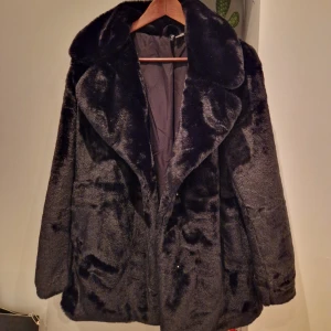 Pälsjacka med fakepäls - Svart fakepäls-jacka/kappa i strl M, helt oanvänd från H&M. Köparen står för frakt. 