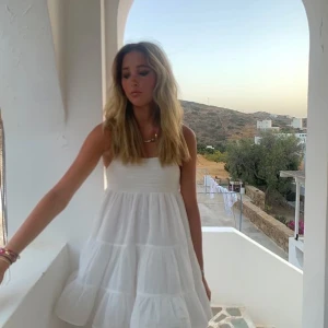 Zara klänning - En super fin zara klänning i färgen vit. Den är använd men är i super bra skick. 