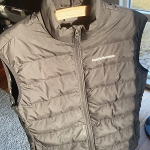 Peak Performance  - Scart Peak Performance väst i storlek L.  Inköpt för 1700kr för ca 3 år sedan. Sparsamt använd, väldigt fint skick.   Kan mötas upp i Karlstad, kan även frakta! ( Köpare står för frakten) Mvh Axel