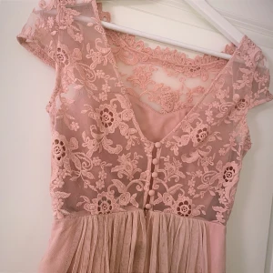 Balklänning, FYND som ny!  - WOOOW!  En klänning man absolut inte vill missa till fynd pris. Inköpt för 3200kr säljer för bara 850kr den är använd 1 dag. Hade jag kunnat  använda fler gånger hade jag aldrig sålt den! Sååå fin verkligen, kom med bud öppen för allt men skambud undanbes