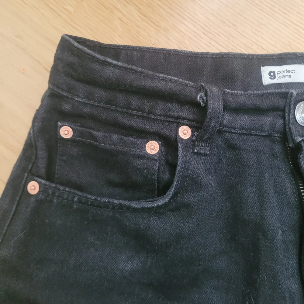 Oanvända svarta Jeans från ginatricot . Jeans & Byxor.