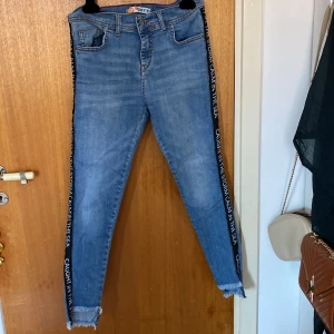 Skinny Jeans/tajta jeans  - Säljer dessa skinny jeans som har text i längderna. Modellen är att de ska vara lite kortare framme och längre bak💙priset diskuteras Såklart💙