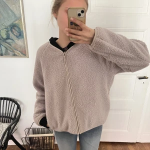 Fleecejacka - Fleece/Teddy jacka. Lagom varm till våren. Från uniqlo. Jag är 176 och bär vanligtvis M. Säljer exakt likadan i svart 