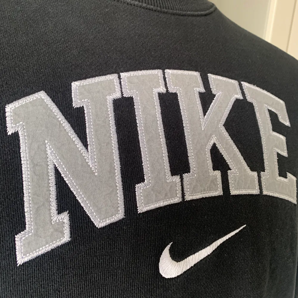 Nike tjocktröja med broderat text. Använd fåtal gånger, säljes eftersom den ej passar.. Tröjor & Koftor.