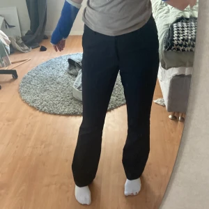 Kostymbyxor  - Skitsnygga kostymbyxor från bikbok❤️använder tyvärr inte längre då de är alldeles förs Tora för mig dock är de i perfekt längd😍 jag är 173❤️ andvänder gärna köp nu funktionen och ni får gärna skriva prisförslag❤️