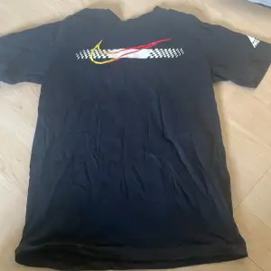 En cool Nike mercurial t-shirt i storlek 147-158 som säljs för att den inte kommer i användning . Den är konstruerad av Neymar som ni ser i bild 3