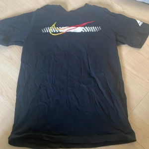 Nike t-shirt - En cool Nike mercurial t-shirt i storlek 147-158 som säljs för att den inte kommer i användning . Den är konstruerad av Neymar som ni ser i bild 3