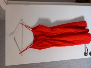 Klänning  - Söt sommarklänning som nästan aldrig användts ❣️ ( den är inte så stark/lius färg av röd utan är något mörkare✨️