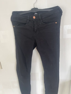 Låg midjas skinny jeans - Hej säljer nu mina lågmidjade oanvända jeans, köpta från Holmlunds.