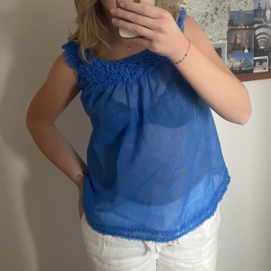 Sommar topp - Så fin sommartopp i blått. Genomskinlig med coolt mönster högst upp och längst ner!!