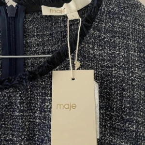 Maje klänning - Helt ny Maje klänning i storlek 1, med lapp Mörkblå med resor i midjan