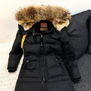 Parajumper  - Hej jag säljer min parajumper jacka då den inte kommer till användning den ser ut som nu och är i bra skick 