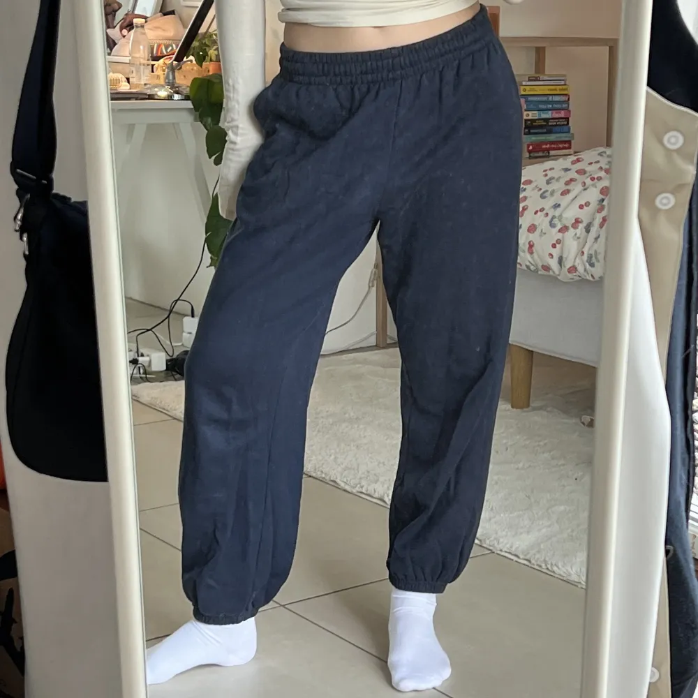 Marinblå mjukisbyxor med mudd från Weekday! Modell: Corinna Sweatpants, stl S. Bra skick.. Jeans & Byxor.