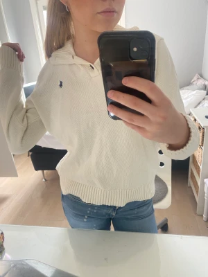 Ralph lauren tröja - Jätte fin Vit Ralph lauren tröja med nervikt krage  Aldrig använd 