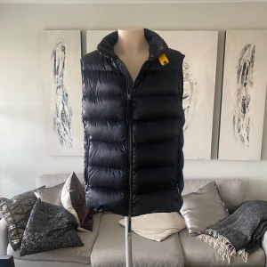 Parajumper Dun väst  - Fick den som present (värd 4000kr) aldrig använd. Behöver pengar till körkort. 