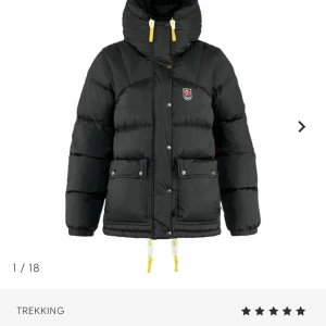 Fjällräven jacka - Säljer en svart fjällräven jacka som är köpt 6999kr förra året. Inte använt alls mycket så inga skador alls. Säljer för 4500kr men det kan diskuteras. Storlek S