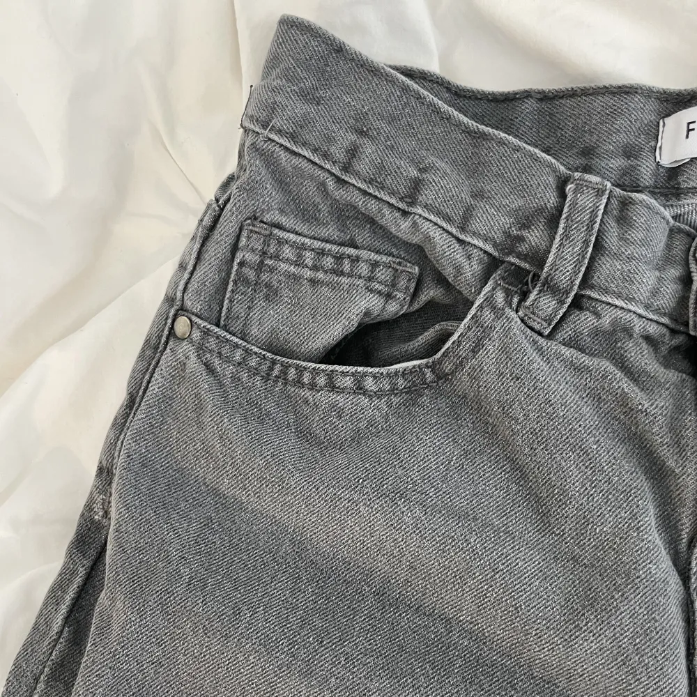 Trendiga grå jeans från Zalando med slits på bägge benen, som jag tyvärr växt ur. Strl 6 (ca XS) 💕💕tveka inte att höra av er om fler bilder osv. . Jeans & Byxor.