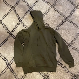 winwin hoodie - Använder inte tröjan så vill bli av med den. Enda defekten på tröjan är att ena metal biten på snöret har lossnat, annars är den fel fri! Skick 6/10 Storlek s Märke winwin Färg olivgrön