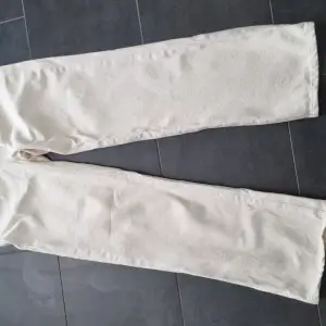 Helt nya oanvända beige jeans byxor inköpta på Bikbok  Regular Wide size 28 length 32