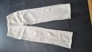 Helt nya oanvända beige jeans byxor inköpta på Bikbok  Regular Wide size 28 length 32
