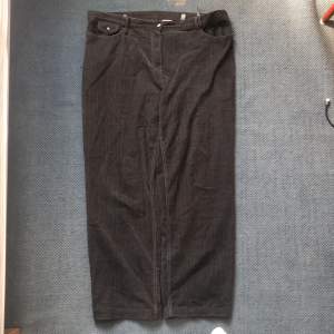 Breda byxor som knappt är använda. Denna vintage stilen tar dig tillbaka direkt till 00 talet. Jävligt bra köp för dig som letar efter ett par baggy jeans för ett saftigt pris.  Se mått på andra bilden. Midja: 48 cm Benmått: 22 cm