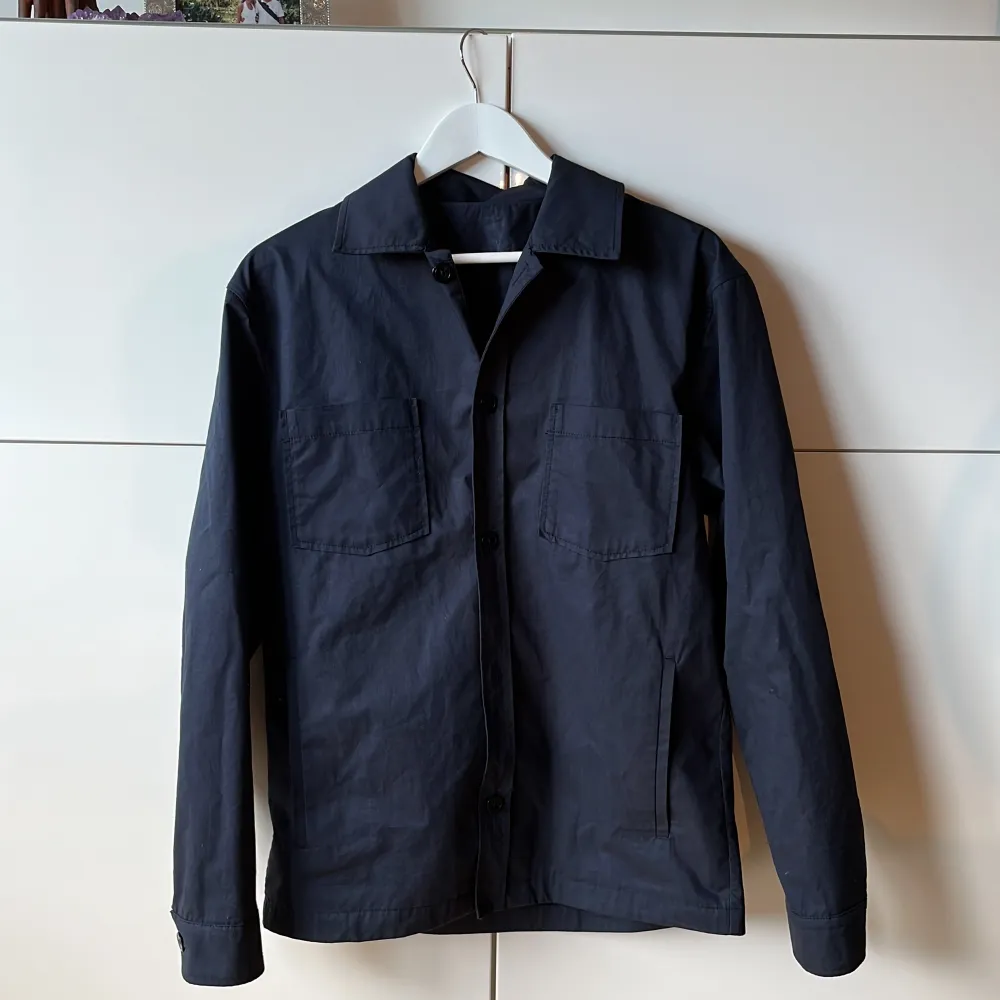 Tjena. Säljer min mörkblåa Overshirt tröja som är andvänd få tals gånger. Storlek S/M. Skick 8/10 en knap har låsnat men inget som synd eller märks. Priset kan diskuteras vid snabb afär. Såklart hör av er ifall ni undrar något:) . Jackor.