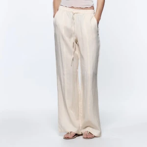 Linne liknande byxor  - Säljer dessa byxor som ger lite samma vibe som linnebyxor men materialet är lite mer silkaktigt och SÅ SKÖNT PÅ SOMMAREN! Från zara💖