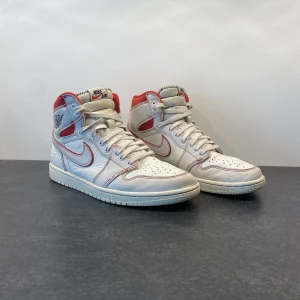 Air Jordan 1 Retro High OG - Skit snygga och sköna Jordans som passar till allt.  Storlek 45,5 Fås med tre olika extra snören.