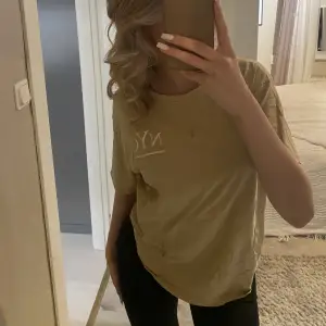 Beige t-shirt från New Yorker i storlek S men skulle även säga att den passar storlekar runt om. Använd ett fåtal gånger och i bra skick🤍🤍