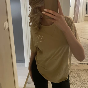 T-shirt  - Beige t-shirt från New Yorker i storlek S men skulle även säga att den passar storlekar runt om. Använd ett fåtal gånger och i bra skick🤍🤍