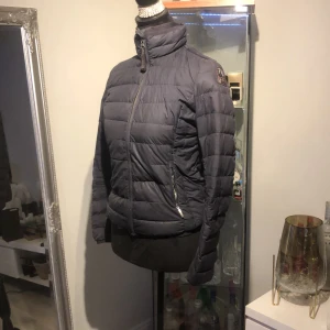 Parajumer vår jacka  - Använd två vårar köpt ny men väldigt sliten där av priset går att använda därför jätte fin men lite sönder vid fickorna storlek xs