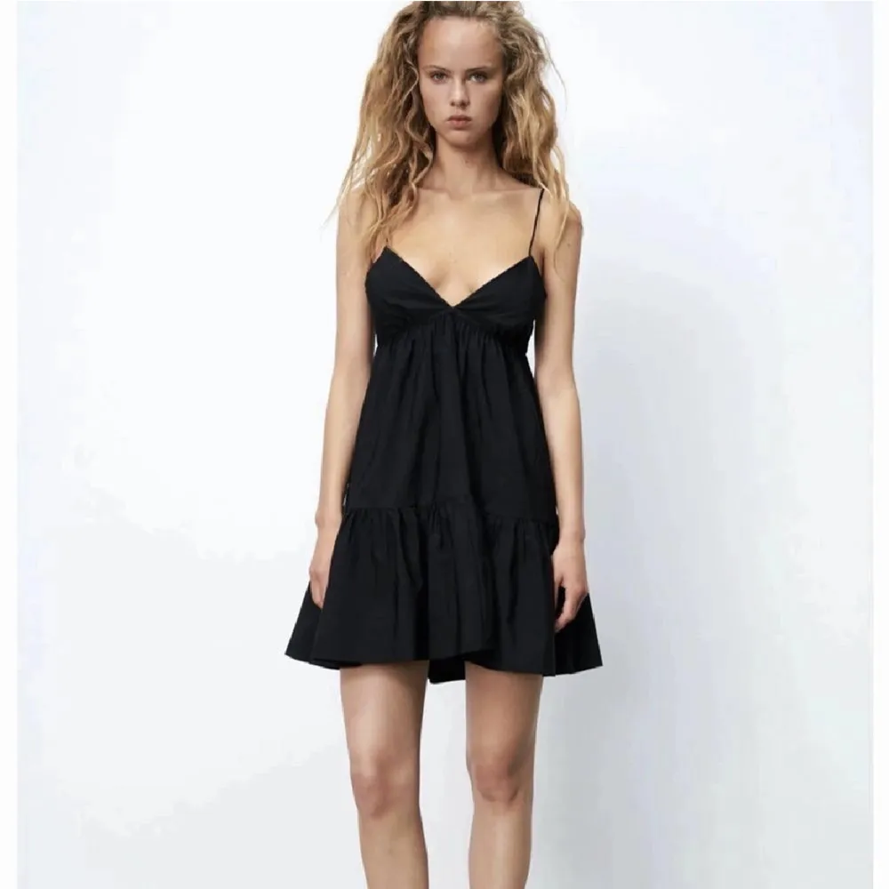 Supersöt svart klänning från zara. Använd 1 gång då den blivit för liten. Säljer för 200 vid snabb affär . Klänningar.