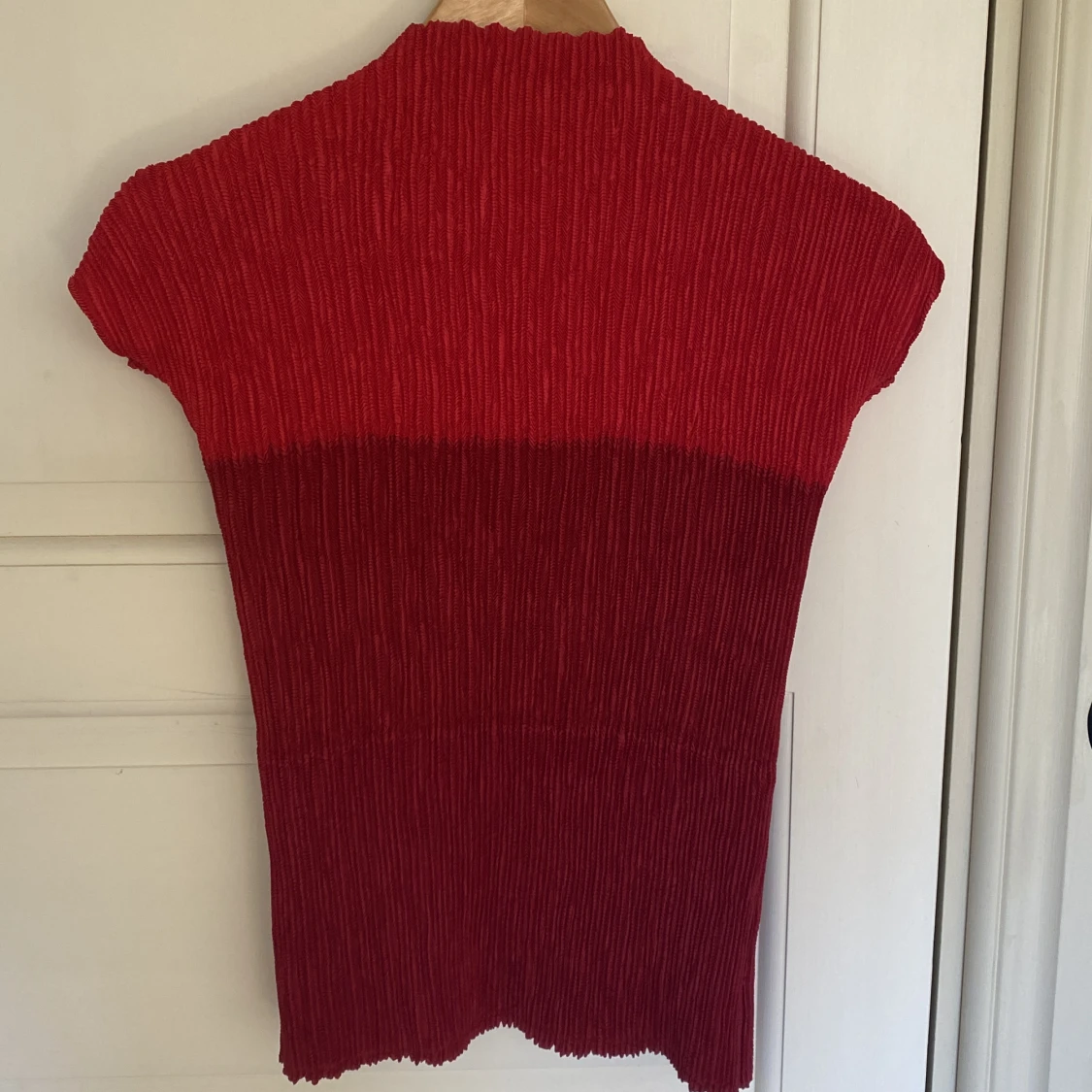 Röd tshirt i räfflat material - 91